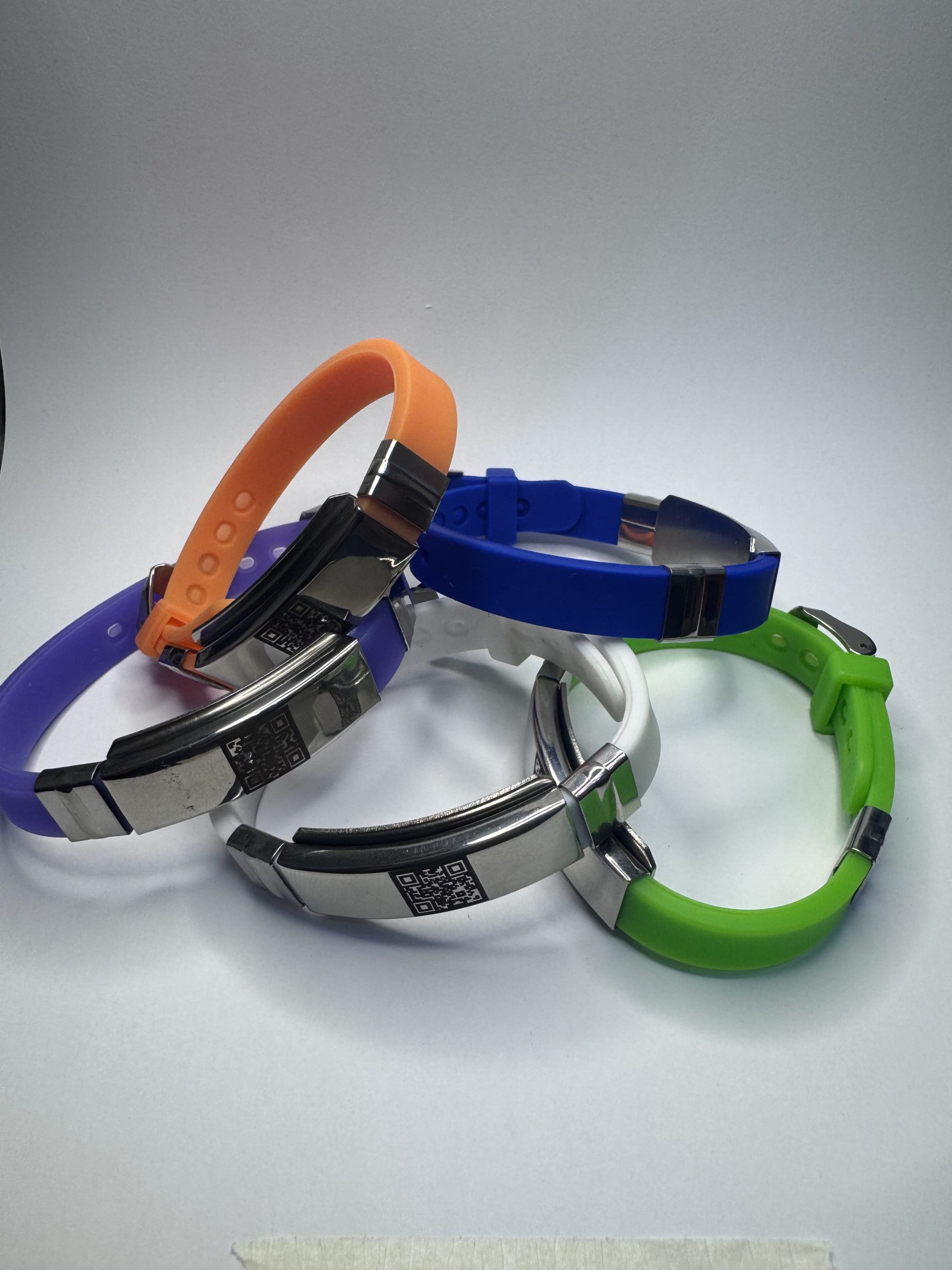 Pulsera De Silicona Con Qr Y Perfil De Emergencia Para Niñ@s - Image 2